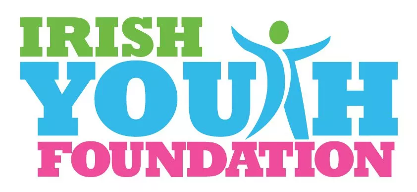 Un logo vert, bleu et rose portant la mention "Fondation irlandaise pour la jeunesse".