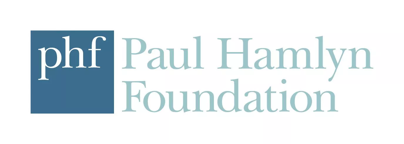 Un logo gris et bleu indiquant "PHF - Paul Hamyln Foundation".